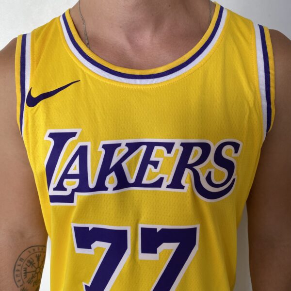 Camiseta Regata NBA Los Angeles Lakers 77 Luka Doncic Icon Edition Amarela 2025 Nike - Imagem 3