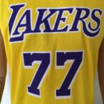 Camiseta Regata NBA Los Angeles Lakers 77 Luka Doncic Icon Edition Amarela 2025 Nike - Imagem 4