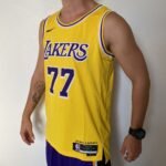 Camiseta Regata NBA Los Angeles Lakers 77 Luka Doncic Icon Edition Amarela 2025 Nike - Imagem 7