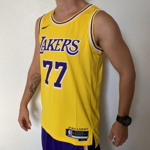 Camiseta Regata NBA Los Angeles Lakers 77 Luka Doncic Icon Edition Amarela 2025 Nike - Imagem 7