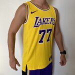 Camiseta Regata NBA Los Angeles Lakers 77 Luka Doncic Icon Edition Amarela 2025 Nike - Imagem 8