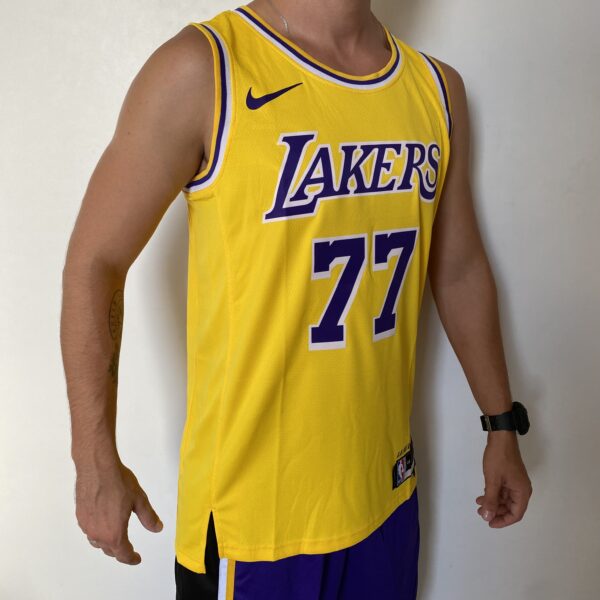 Camiseta Regata NBA Los Angeles Lakers 77 Luka Doncic Icon Edition Amarela 2025 Nike - Imagem 8