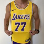 Camiseta Regata NBA Los Angeles Lakers 77 Luka Doncic Icon Edition Amarela 2025 Nike - Imagem 9