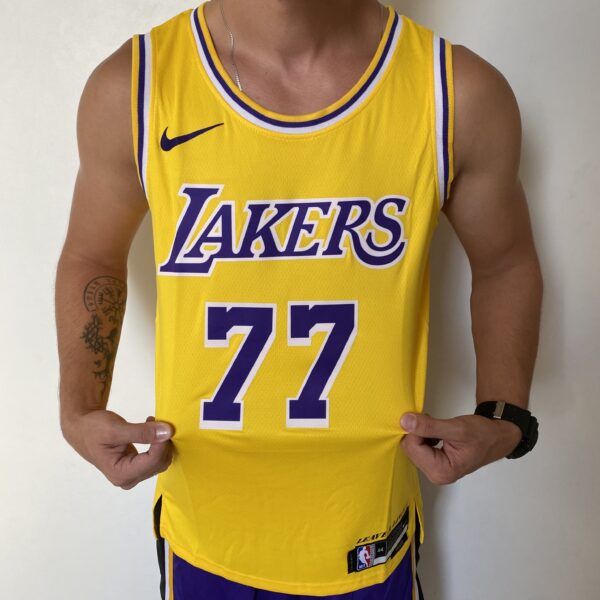 Camiseta Regata NBA Los Angeles Lakers 77 Luka Doncic Icon Edition Amarela 2025 Nike - Imagem 9