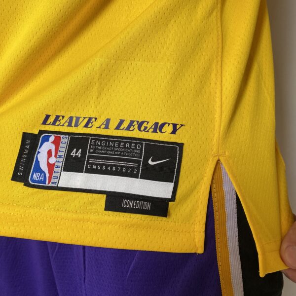 Camiseta Regata NBA Los Angeles Lakers 77 Luka Doncic Icon Edition Amarela 2025 Nike - Imagem 10