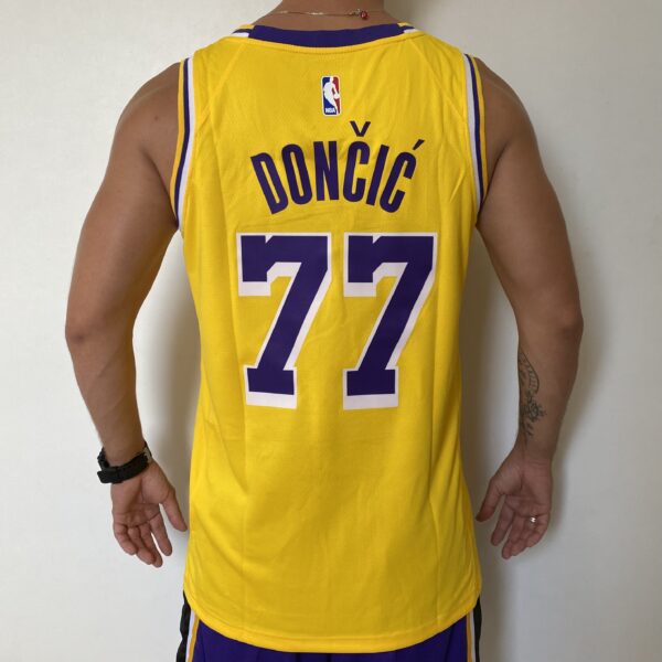 Camiseta Regata NBA Los Angeles Lakers 77 Luka Doncic Icon Edition Amarela 2025 Nike - Imagem 11