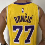 Camiseta Regata NBA Los Angeles Lakers 77 Luka Doncic Icon Edition Amarela 2025 Nike - Imagem 12