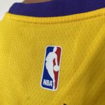 Camiseta Regata NBA Los Angeles Lakers 77 Luka Doncic Icon Edition Amarela 2025 Nike - Imagem 13