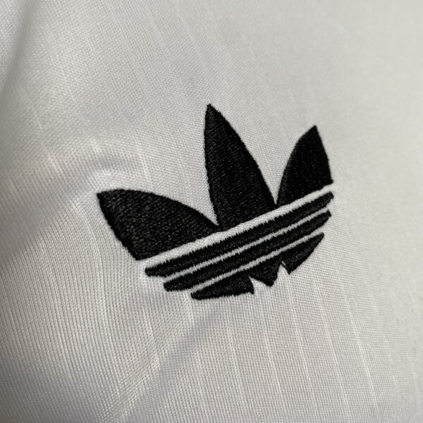 2025-04-28 16.13.15 Camisa Retrô Clássica Alemanha Especial 125 Anos Branca 2025 Adidas - Imagem 5