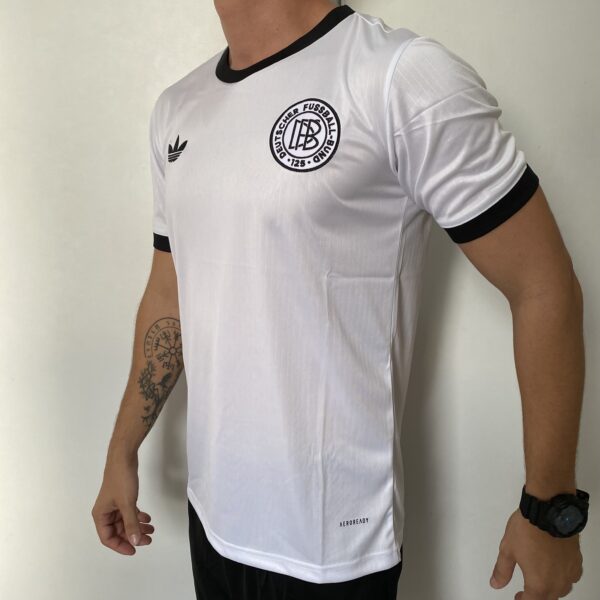 2025-04-28 16.14.06 Camisa Retrô Clássica Alemanha Especial 125 Anos Branca 2025 Adidas - Imagem 7