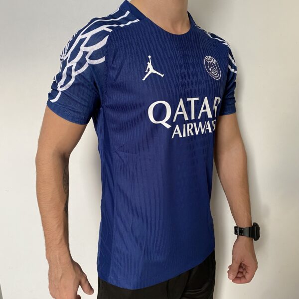Camisa Paris Saint-Germain - PSG 4Th Versão Jogador 24/2025 Azul Jordan - Imagem 9