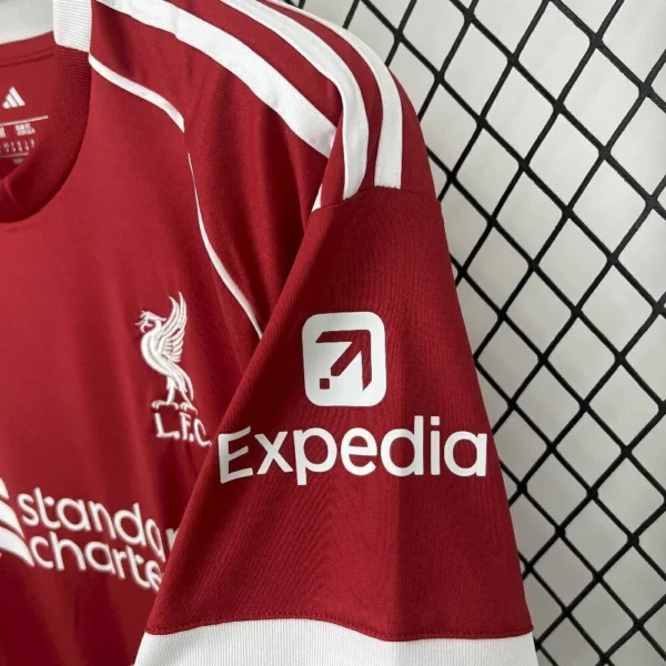 img_36532-18c085a43364c5cb6517528520847840-1024-1024.jpep Camisa Liverpool Home Versão Torcedor 2025/2026 Vermelha Adidas - Imagem 2