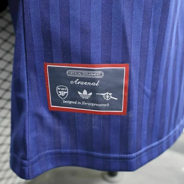 nkwfnjkenkgjrkjelklklglw,b Camisa Arsenal Terrace Icons Unissex 25/2026 Azul Adidas - Imagem 3