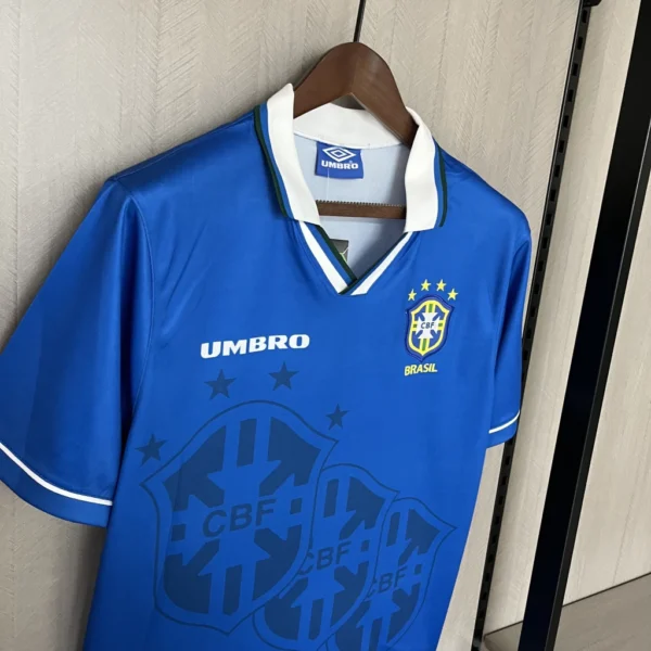 oe4prjudhgfxwygndef Camisa Retrô Clássica Seleção Brasileira Brasil – Versão Torcedor Umbro – Azul – 1994 - Imagem 3