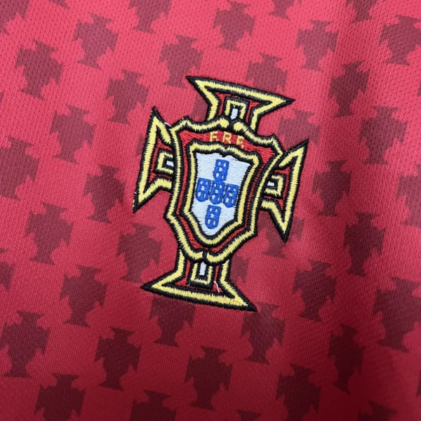 0167e486-d61141b7270b54253717389510035461-1024-1024 Camisa Rêtro Clássica Seleção Portugal Home Versão Torcedor 2004 Nike Total 90 - Imagem 6
