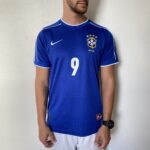 Camisa Retrô Clássica Seleção Brasileira Brasil – Ronaldo 9 – Nike Masculina – Azul – 1998 - Imagem 2
