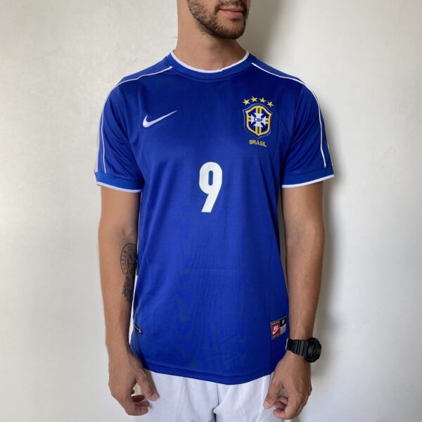 2025-04-03 16.24.17 Camisa Retrô Clássica Seleção Brasileira Brasil – Ronaldo 9 – Nike Masculina – Azul – 1998 - Imagem 2