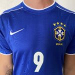 Camisa Retrô Clássica Seleção Brasileira Brasil – Ronaldo 9 – Nike Masculina – Azul – 1998 - Imagem 3