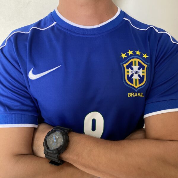 2025-04-03 16.25.34 Camisa Retrô Clássica Seleção Brasileira Brasil – Ronaldo 9 – Nike Masculina – Azul – 1998 - Imagem 7