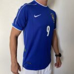 Camisa Retrô Clássica Seleção Brasileira Brasil – Ronaldo 9 – Nike Masculina – Azul – 1998 - Imagem 9