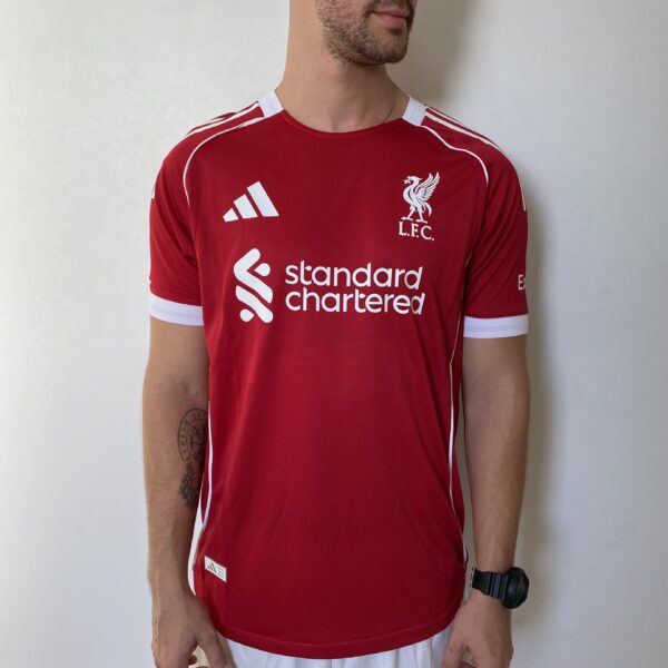 2025-05-08 16.20.19 Camisa Liverpool Home Versão Jogador 2025/2026 Vermelha Adidas - Imagem 2