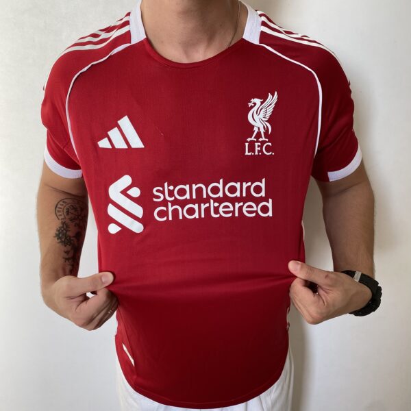 2025-05-08 16.22.38 Camisa Liverpool Home Versão Jogador 2025/2026 Vermelha Adidas - Imagem 9