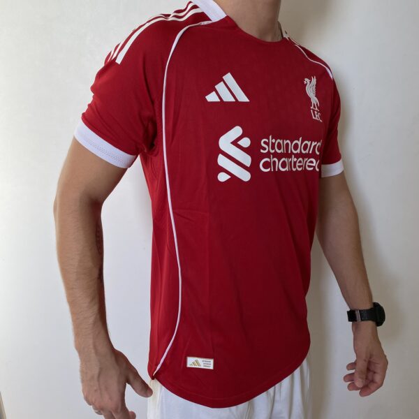 2025-05-08 16.23.13 Camisa Liverpool Home Versão Jogador 2025/2026 Vermelha Adidas - Imagem 11