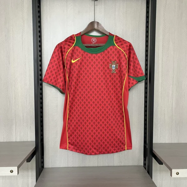25e1b794-8f5ebb43cf826428e317389510038967-1024-1024 Camisa Rêtro Clássica Seleção Portugal Home Versão Torcedor 2004 Nike Total 90 - Imagem 1
