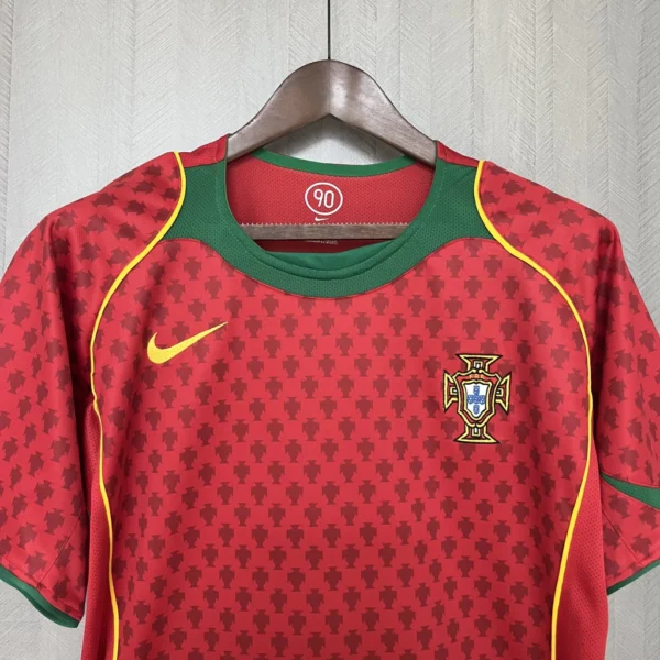9411b78a-1fa68fed445be8f49217389510035342-1024-1024 Camisa Rêtro Clássica Seleção Portugal Home Versão Torcedor 2004 Nike Total 90 - Imagem 2