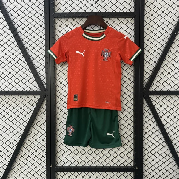 OERNGNRI Kit Conjunto Infantil Crianças Camisa e Calção Portugal Home Infantil 25/2026 Puma - Imagem 1