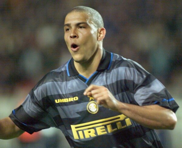 Ronaldo-03-1024x834 Camisa Retrô Inter de Milão Away 1997/1998 Umbro - Imagem 7
