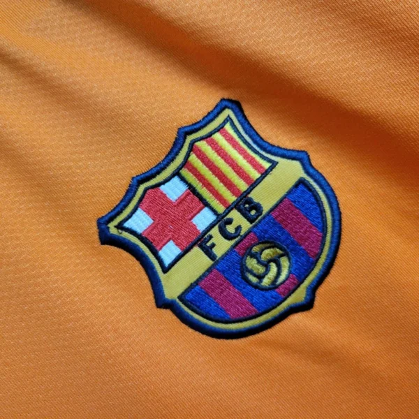 camiseta-retro-visitante-naranja-barcelona-2006-2007-nike-2-ee627cbd5cf0bf6b9917328965062704-1024-1024 Camisa Retrô Barcelona Away 2006/2007 Nike - Imagem 5