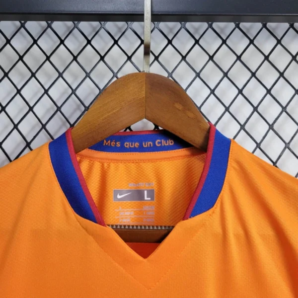 camiseta-retro-visitante-naranja-barcelona-2006-2007-nike-3-2ba442ff2e126340b617328965061522-1024-1024 Camisa Retrô Barcelona Away 2006/2007 Nike - Imagem 3