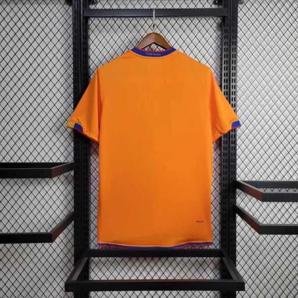 camiseta-retro-visitante-naranja-barcelona-2006-2007-nike-4-0223f255191fe570eb17328965066243-1024-1024 Camisa Retrô Barcelona Away 2006/2007 Nike - Imagem 6