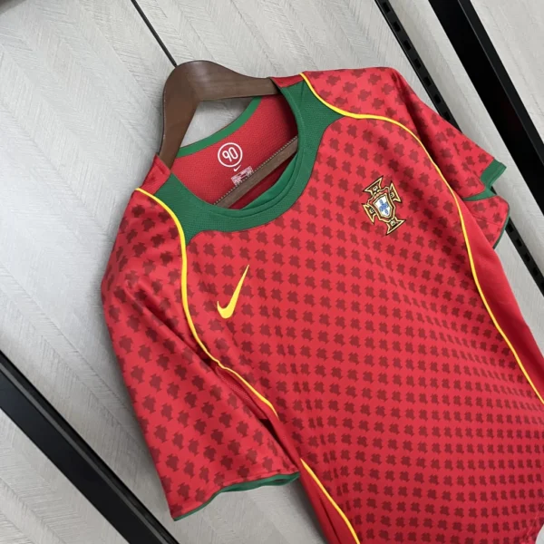 f41c8b56-e644ba12dbac335e9517389510031155-1024-1024 Camisa Rêtro Clássica Seleção Portugal Home Versão Torcedor 2004 Nike Total 90 - Imagem 4