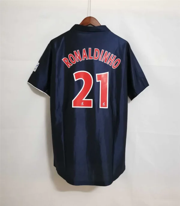 0337de40-fc79ea5b06896bc5bd17371180816131-1024-1024 Camisa Retrô Paris Saint-Germain - PSG Home 2001/2002 - Ronaldinho 10 - Nike - Azul Opel - Imagem 7