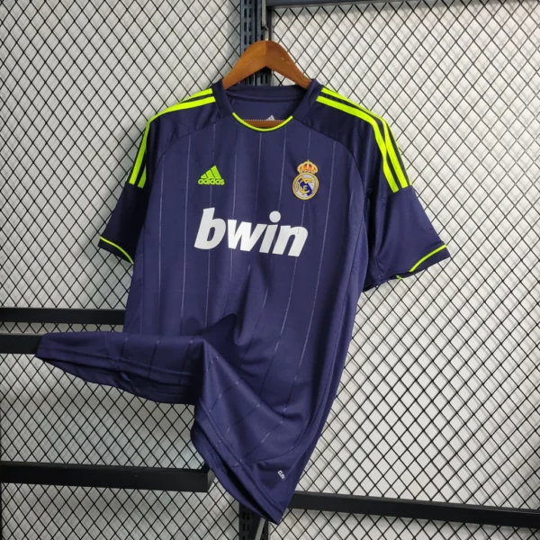 0b9361801-a3991840f0eb65b5d716800314199462-1024-1024 Camisa Retrô Real Madrid Away 2012/2013 Adidas - Imagem 2
