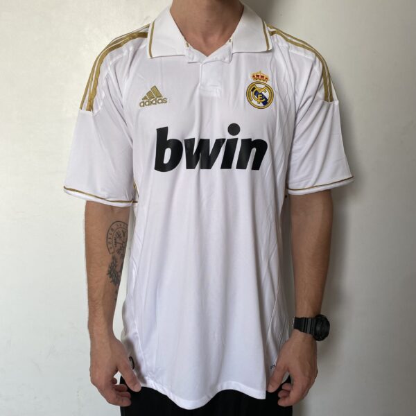 2025-09-16 16.28.56 Camisa Retrô Real Madrid Home 2011/2012 Adidas Branca - Imagem 1