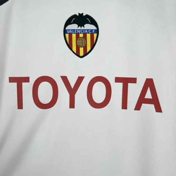 2025042113001984-2adbafb7f8a3cc634617452918104595-1024-1024 Camisa Retrô Clássica Valência Home 2004/05 Nike Total 90 - Imagem 2