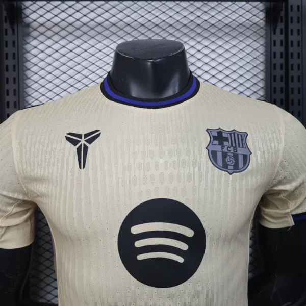 Camisa Barcelona Away Versão Jogador 2025/2026 - Nike Edição Kobe Briant - Bege - Imagem 2