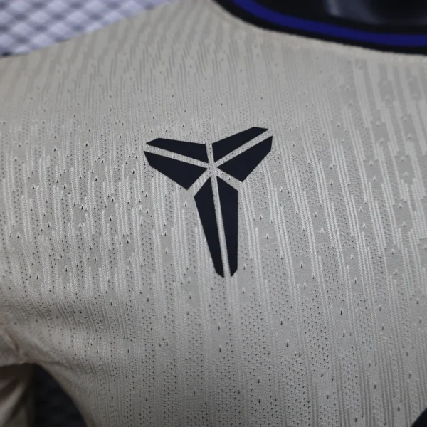 Camisa Barcelona Away Versão Jogador 2025/2026 - Nike Edição Kobe Briant - Bege - Imagem 3