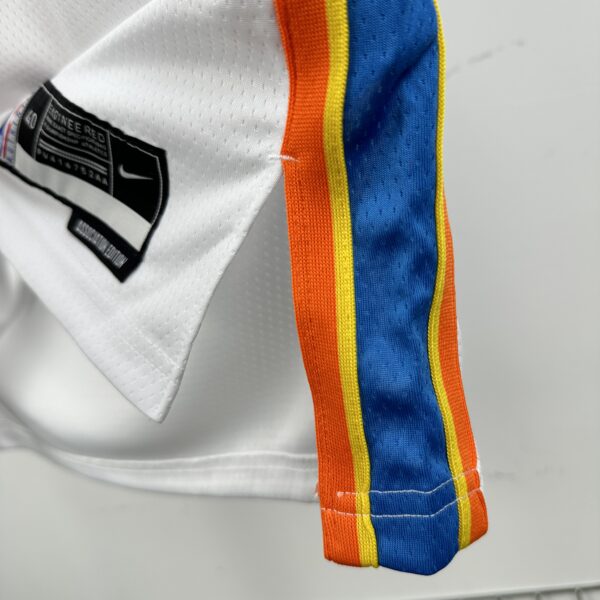 40008e6d Camiseta Regata Basquete NBA OKC Oklahoma Thunder Association Edition 2025 Branca Nike - Imagem 7