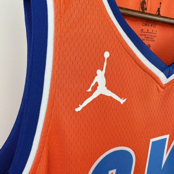 4ea53240 Camiseta Regata Basquete NBA OKC Oklahoma Thunder 2 Shai Gilgeous-Alexander Statement Edition 2025 Laranja Nike - Imagem 4
