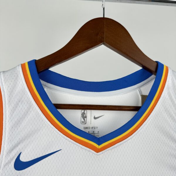 6ac121bc Camiseta Regata Basquete NBA OKC Oklahoma Thunder Association Edition 2025 Branca Nike - Imagem 3
