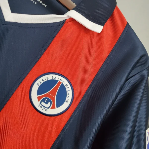 9d557418_800x Camisa Retrô Paris Saint-Germain - PSG Home 2001/2002 - Ronaldinho 10 - Nike - Azul Opel - Imagem 3