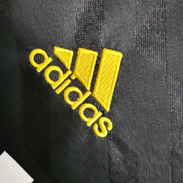 9f3015431-944b88d9cd4230850d16795943835037-1024-1024 Camisa Retrô Real Madrid Away 2011/2012 Adidas Preta - Imagem 3