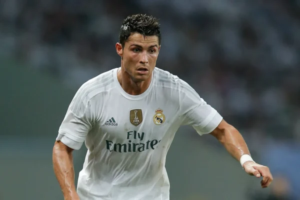 GettyImages-482373206.0 Camisa Retrô Real Madrid Home 2015/2016 Adidas Branca - Imagem 10