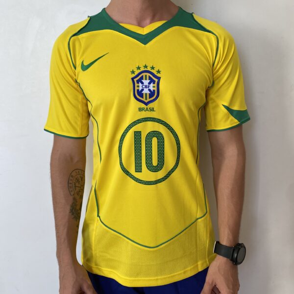 Camisa Retrô Clássica Seleção Brasileira Brasil – Nike – Ronaldinho 10 – Amarela – 2004 – Total 90 - Imagem 1