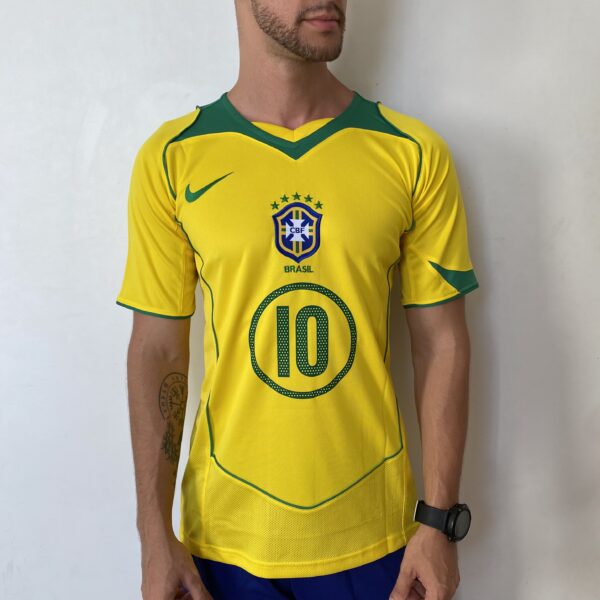 Camisa Retrô Clássica Seleção Brasileira Brasil – Nike – Ronaldinho 10 – Amarela – 2004 – Total 90 - Imagem 2