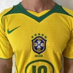 Camisa Retrô Clássica Seleção Brasileira Brasil – Nike – Ronaldinho 10 – Amarela – 2004 – Total 90 - Imagem 3